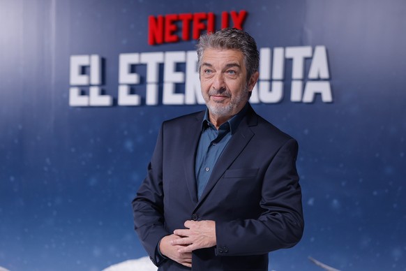 epa12063935 Actor Ricardo Darin poses during the pre-screening of the Argentinian series &#039;El Eternauta&#039;, in Buenos Aires, Argentina, 29 April 2025. The iconic Argentinian graphic novel &#039 ...