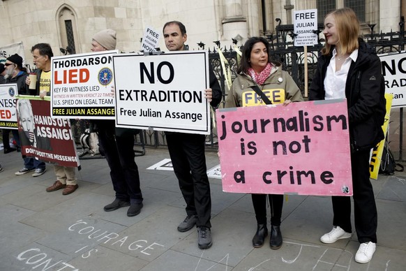 Le 24 juillet 2021, des manifestants se sont rassemblés à Piccadilly Circus, au Royaume-Uni, en tenant une bannière et des pancartes «Free Assange». Ils réclamaient la libération du fondateur de WikiL ...