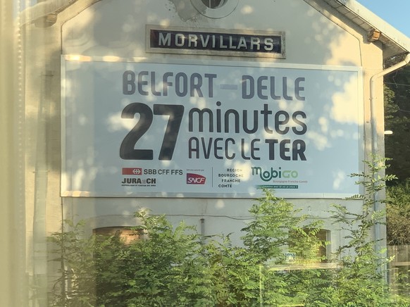 Publicité pour le Bienne-Belfort TGV sur la partie française.