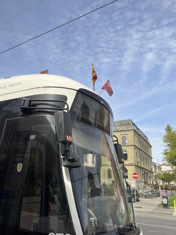 Les trams genevois sont prêts pour ce match décisif.