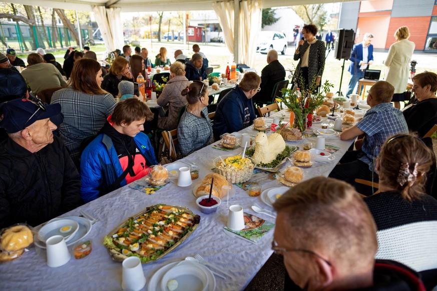 epa09894823 People take part in the Easter breakfast ���Without Borders��� for people in need, organized by the Foundation for Mutual Help Barka, in Poznan, Poland, 17 April 2022. The organizers of th ...