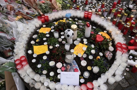 Ein Fussball erinnert vor der Kirche an Arthurs Leidenschaft.