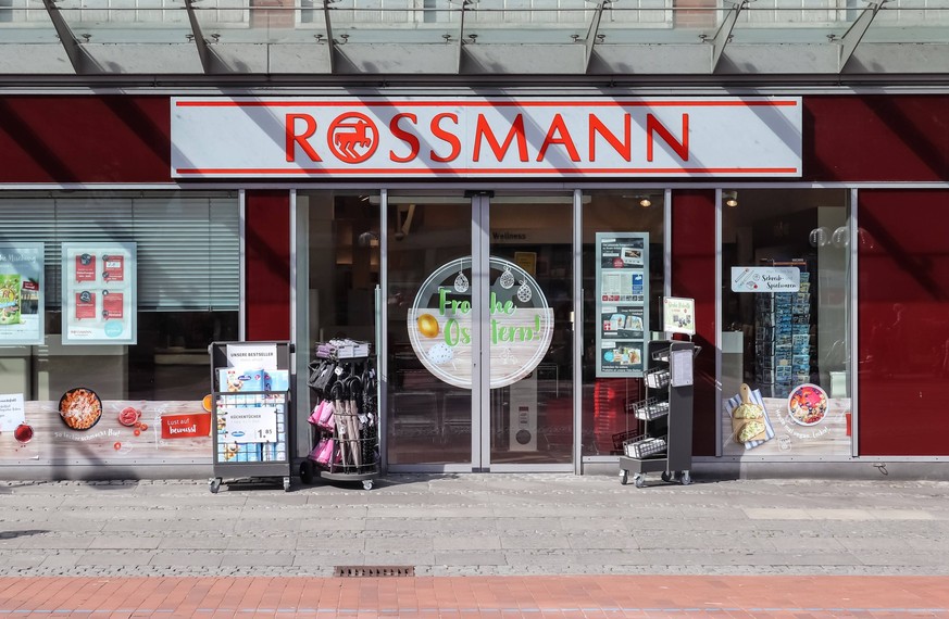 Eingang einer Rossmann-Filiale. Die Rossmann GmbH, besser bekannt als Rossmann Drogeria Parfumeria Cosmetic Shop, ist die zweitgrößte Drogeriemarktkette in Deutschland *** Entrance a Rossmann Branch o ...