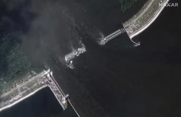 Cette image fournie par Maxar Technologies montre le barrage et la station de Kakhovka, en Ukraine, après son effondrement, le 7 juin 2023.
