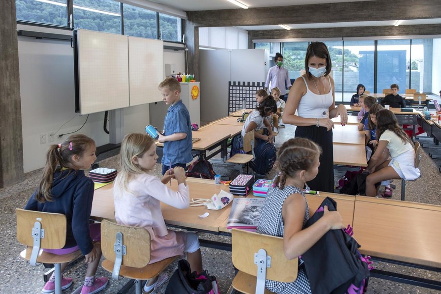 Primarschueler am ersten Schultag nach den Sommerferien, am Montag, 30. August 2021, in Riva San Vitale. (KEYSTONE/Ti-Press/Francesca Agosta)