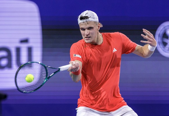 epa12000519 Jakub Mensik of Czechia in action against Novak Djokovic of Serbia during the Men?s Singles Final match at the 2025 Miami Open tennis tournament at the Hard Rock Stadium in Miami, Florida, ...