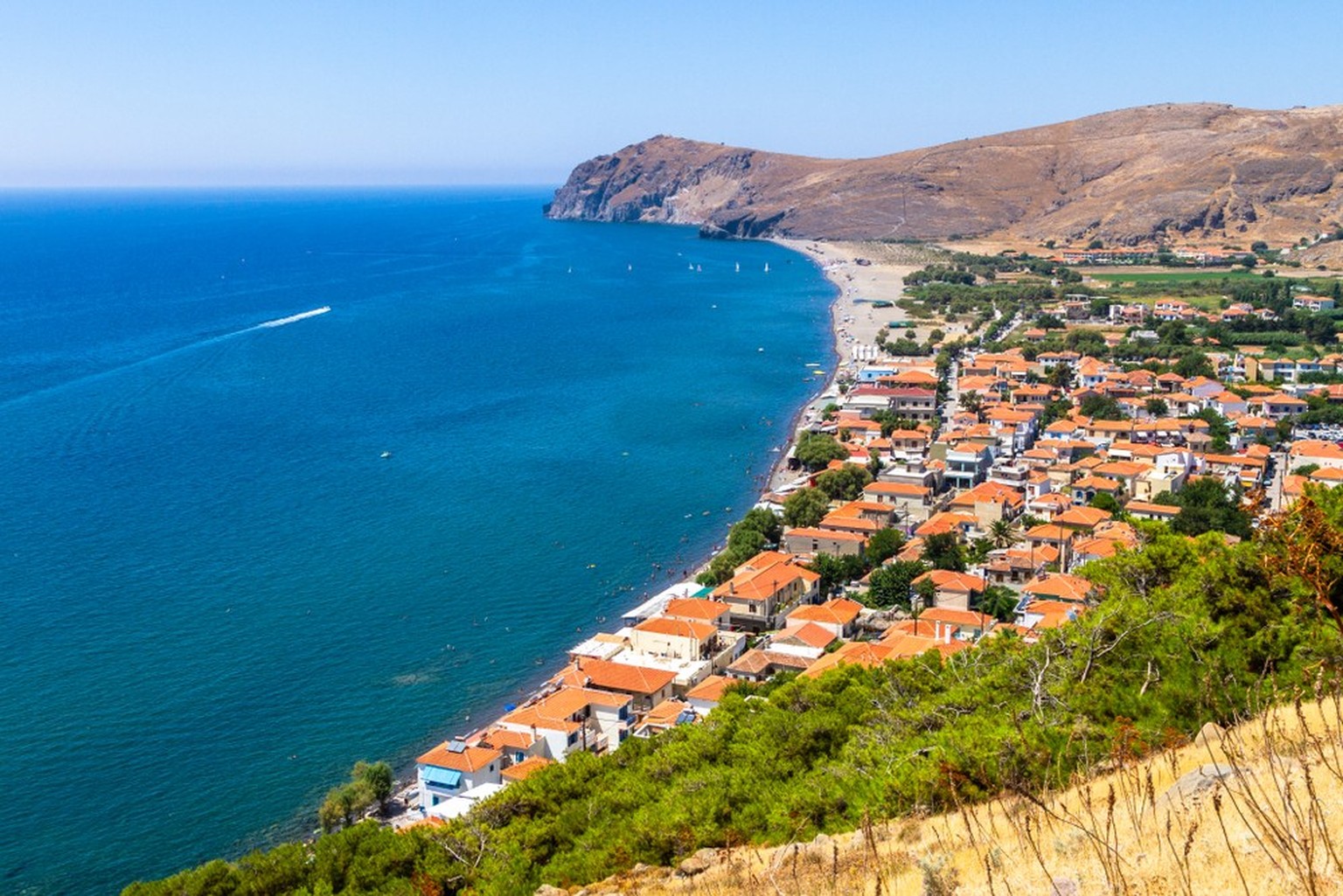 Habitants et touristes ont été obligés de quitter l'île de Lesbos en Grèce.
