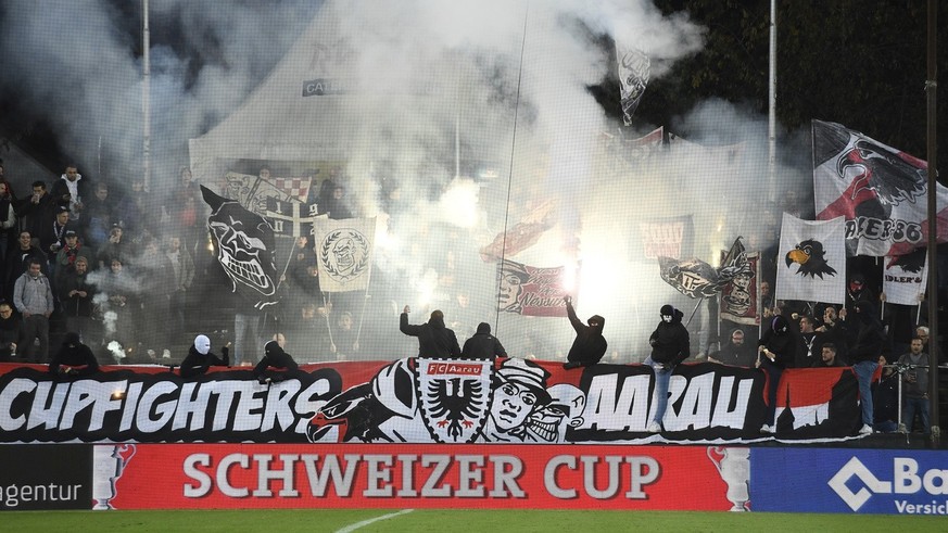 Vermummte Chaoten des FC Aarau zuenden Pyros waehrend dem Achtelfinalspiel des Fussball Schweizer Cups zwischen dem FC Aarau und dem FC Lausanne-Sport im Stadion Bruegglifeld in Aarau, am Dienstag, 26 ...