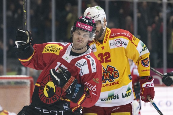 Berns Oscar Lindberg, links, jubelt nach seinem Tor zum 4:0 neben Biels Noah Schneeberger, im Eishockey Qualifikations-Spiel der National League, zwischen dem SC Bern und dem EHC Biel, am Samstag, 4.  ...