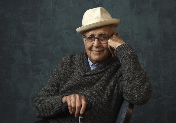 Norman Lear, producteur exécutif de la série télévisée Pop "One Day at a Time" a remporté le Carol Burnett Award, une récompense en l'honneur d'un artiste pour son impact auprès de ...