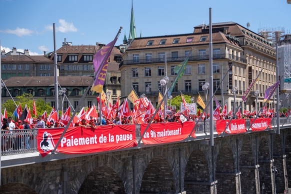 Les travailleurs de la construction defilent en cortege dans la rue lors d&#039;une manifestation organisee par les syndicats Unia et Syna le samedi 17 mai 2025 a Lausanne. (KEYSTONE/Thibault de Rivaz ...