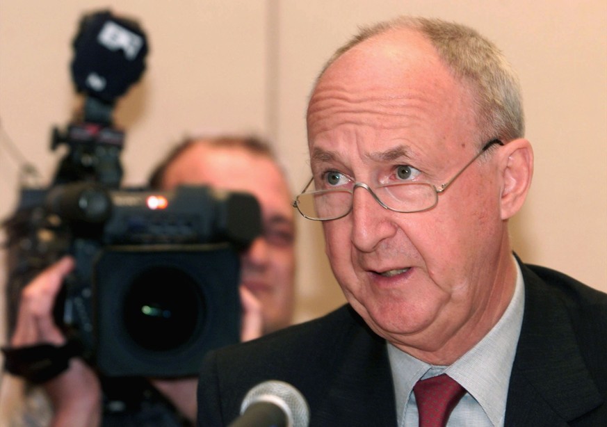 Hans Meyer president de la Direction generale, chef du 1er departement a la Banque Nationale Suisse, BNS, parle devant une camera de la TV lors de la conference de la BNS ce 15 juin 2000 a Geneve. (KE ...