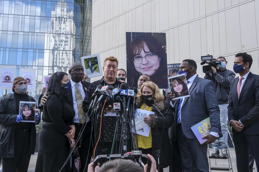 Juan Pablo Orellana Larenas, le père de l'adolescente âgée de 14 ans Valentina Orellana-Peralta, tuée par une balle perdue, s'exprime lors d'une conférence de presse devant le siège de la police de Los Angeles.