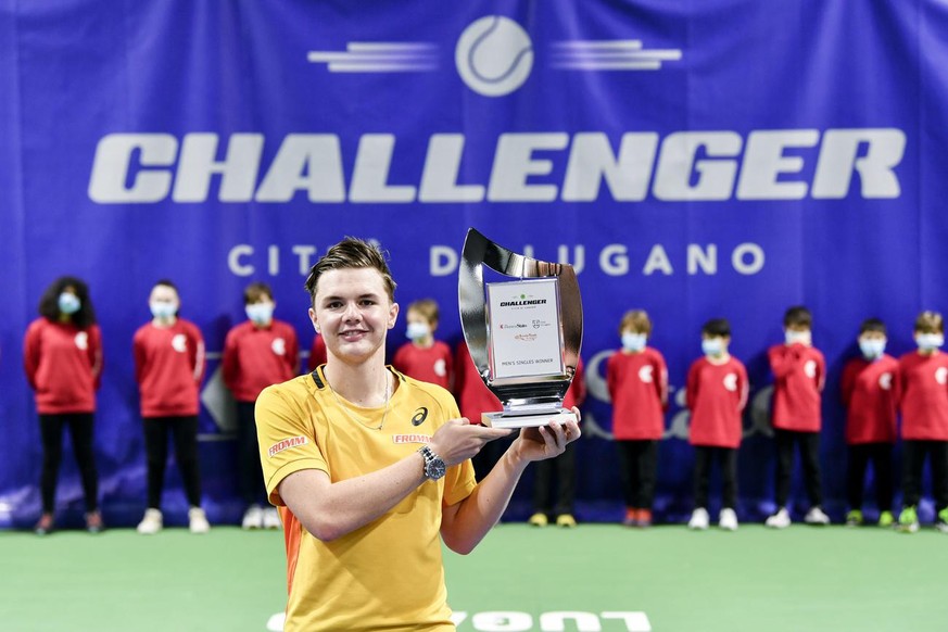 Le Bernois Dominic Stricker soulève son premier trophée chez les pros à Lugano le 28 mars 2021.