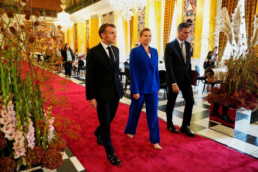 La Première ministre danoise Mette Frederiksen avec le chef du gouvernement espagnol Pedro Sanchez et le président français Emmanuel Macron.