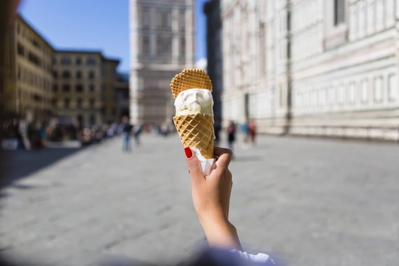 À Florence, depuis 2018, il est interdit de s'asseoir sur les trottoirs pour manger.