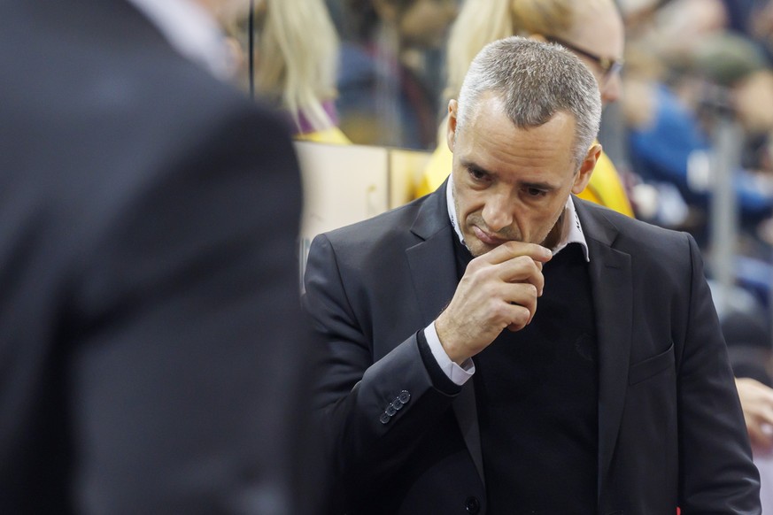 Geneve-Servette&#039;s Head coach Jan Cadieux gestures, during a National League regular season game of the Swiss Championship between Geneve-Servette HC and EV Zug, at the ice stadium Les Vernets, in ...