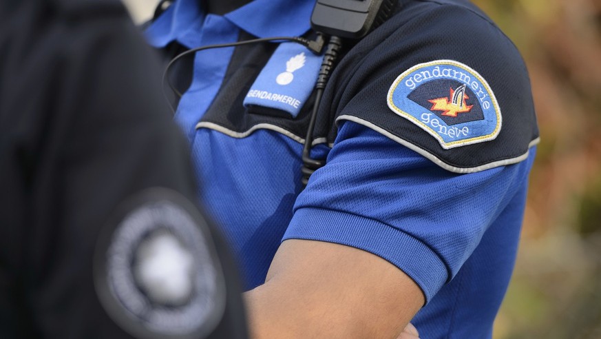 Garde-frontiere et policier effectuent un controle sur un vehicule, lors d&#039;un operation anti-contrebande aux postes frontieres du canton de Geneve avec la collaboration de la police genevoise, ce ...