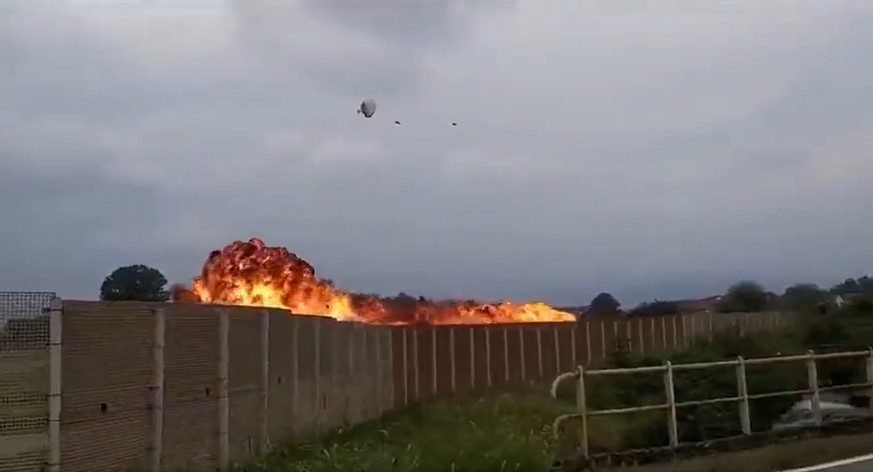 Le pilote a pu se sauver en utilisant son parachute. Une fillette de cinq ans est décédée.