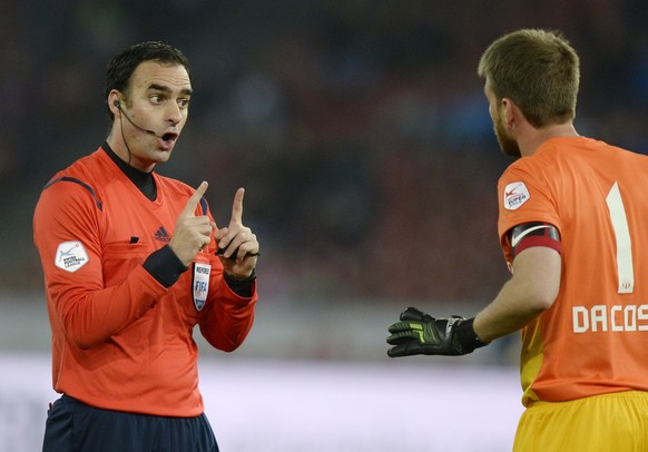 Schiedsrichter Stephan Studer, links, diskutiert mit FCZ Keeper David da Costa, rechts, im Fussballspiel der Super League zwischen dem Grasshopper Club Zuerich GCZ und dem FC Zuerich, am Samstag, 5. A ...