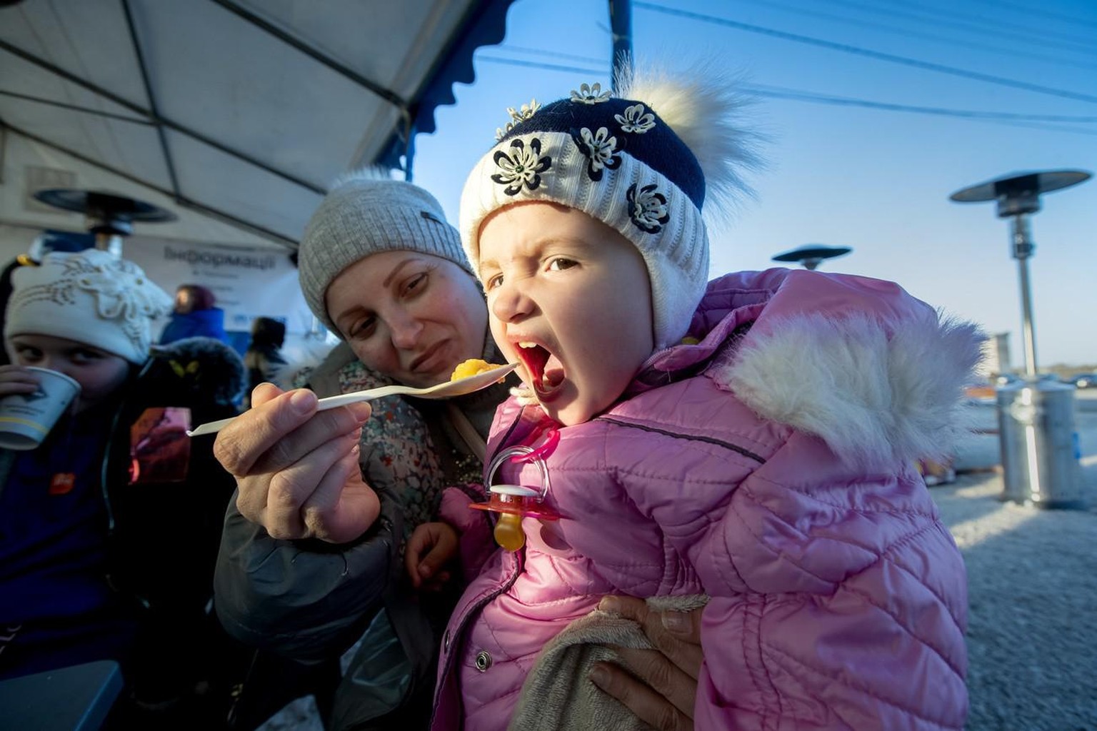 Des réfugiés ukrainiens arrivent au centre d'accueil à environ trois kilomètres de la frontière entre la Moldavie et l'Ukraine, dans le village de Palanca, en Moldavie, le 19 mars 2022.