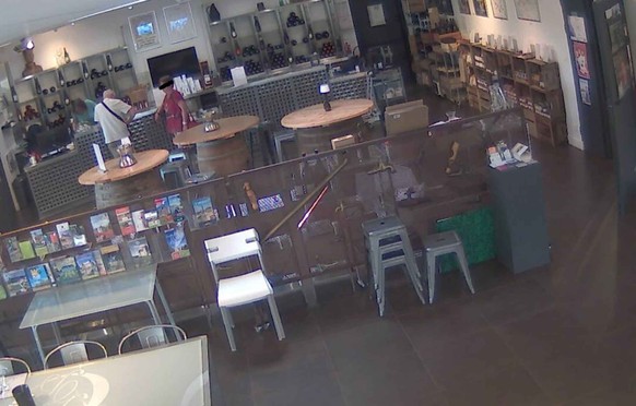 Une caméra diffuse son flux en direct sur internet, depuis un café à Zurich.