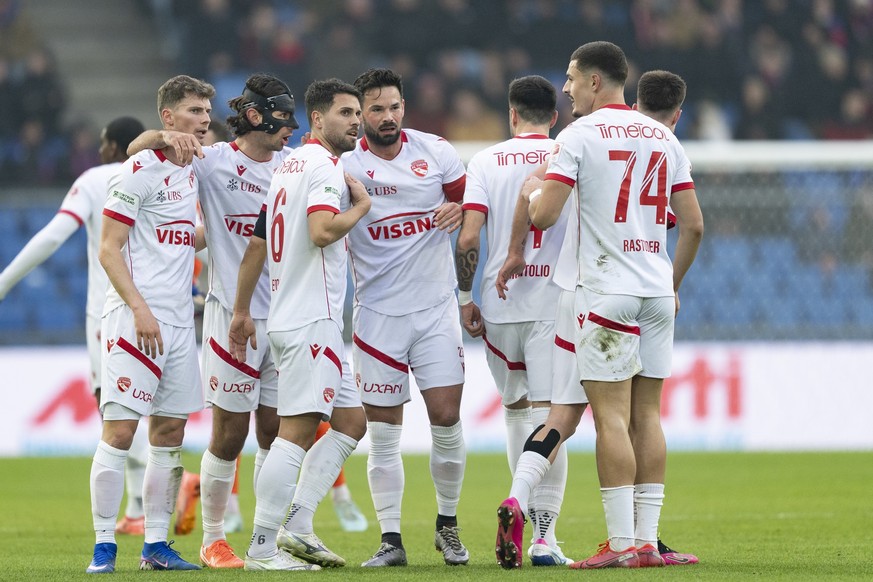 Die Spieler des FC Thun feiern das erste Tor im Fussball Meisterschaftsspiel der Swiss Super League zwischen FC Basel 1893, FCB, und FC Thun, FCT, im Stadion St. Jakob-Park in Basel, am Sonntag, 1. Fe ...