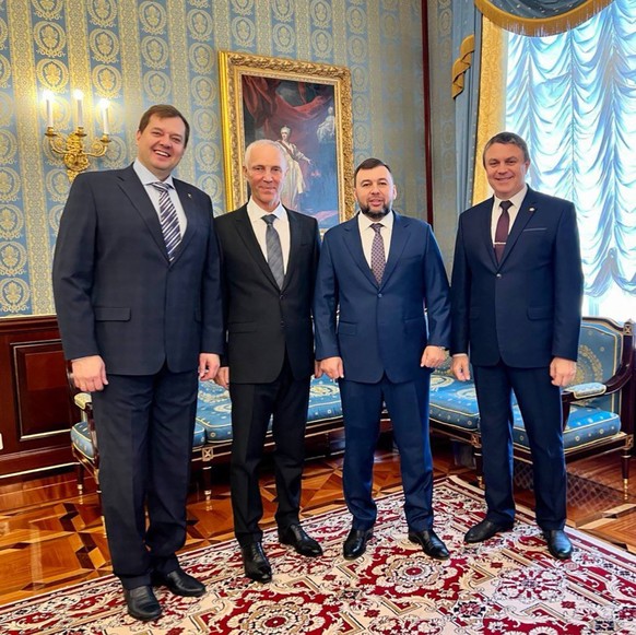 Yevgeny Balitsky, a partagÃ© cette image de lui (Ã  gauche) aux cÃ´tÃ©s (de gauche Ã  droite) de Vladimir Saldo, Denis Pushilin et Leonid Pasechnik, Ã  Moscou le 30 septembre.