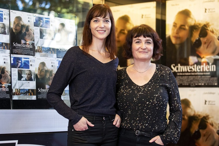 Die Regisseurinnen Veronique Reymond und Stephanie Chuat, von links, posieren auf dem roten Teppich vor der Filmpremiere von �Schwesterlein� im Kino �Le Paris� in Zuerich, am Mittwoch, 2. September 20 ...