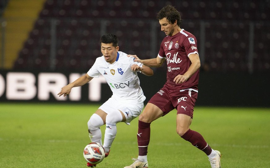 Le Lausannois Toichi Suzuki (à gauche) et le Servettien Miroslav Stevanovic ont partagé l'enjeu samedi soir lors du derby lémanique (1-1).