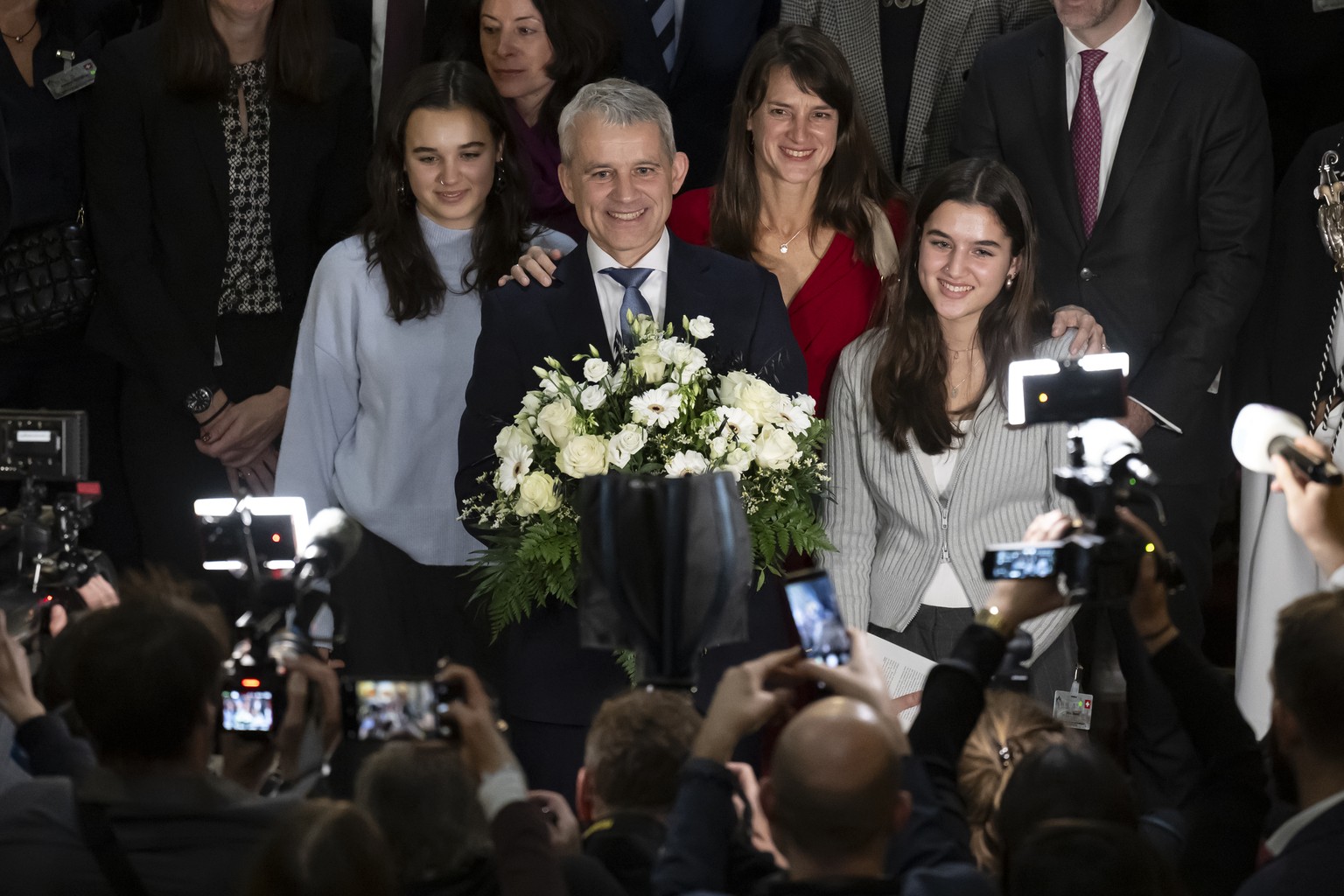 Der neu gewaehlte Bundesrat Beat Jans, Zweite-links, posiert mit seine Ehefrau Tracy Jans-Glass, links, ihre Toechter Mia, Mitte, und Zoe, rechts, nach seine Wahl zum 122. Mitglied des Bundesrates, be ...