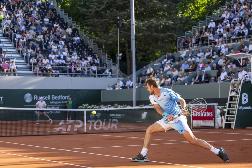 epa12978792 Stan Wawrinka from Switzerland (R) in action against Alex Michelsen (rear) from the United States during their men's singles round of 16 match at the Geneva Open tennis tournament in  ...