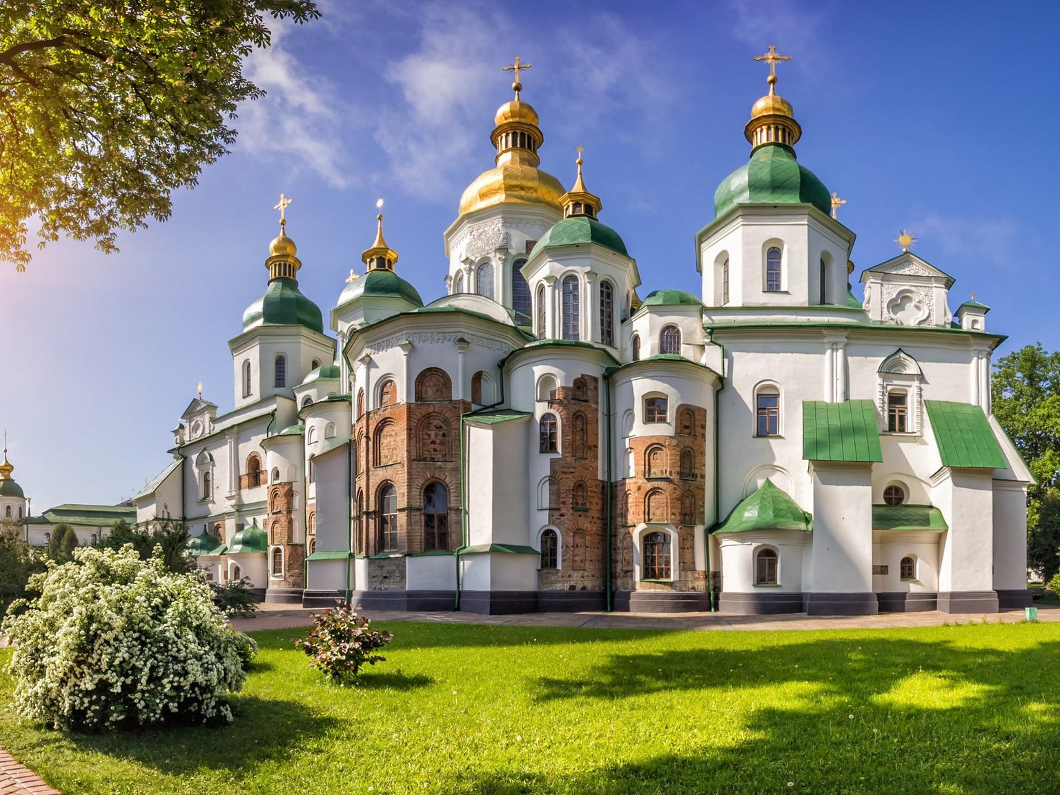 La cathédrale Sainte-Sophie, le monastère troglodyte de Lavra Petchersk et l'église du Rédempteur de Berestovoin (tous situés à Kiev) font partie des monuments les plus remarquables de la culture chrétienne européenne. Ils constituent l'un des sept sites du patrimoine mondial de l'UNESCO en Ukraine. Sur la photo: la cathédrale Sainte-Sophie à Kiev. 