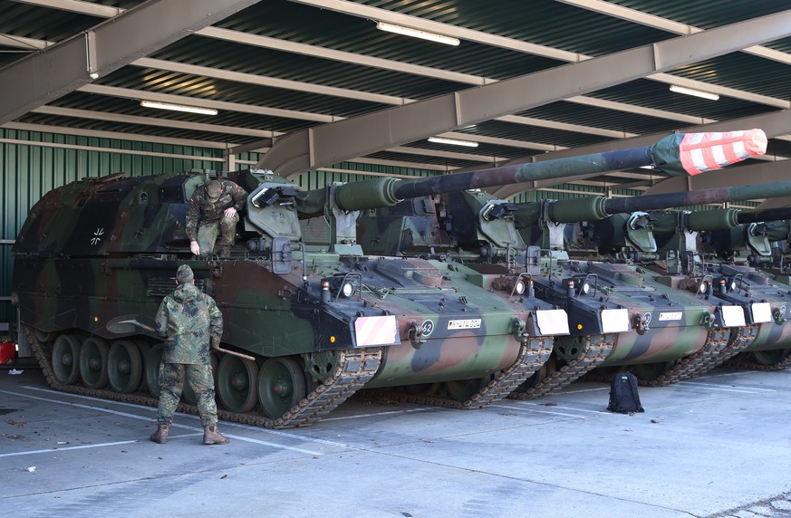 epa09755602 Self-propelled howitzers type Panzerhaubitze PzH 2000 of the German Army are prepared before being loaded onto trucks at the Hindenburg barracks in Munster, northern Germany, 14 February 2 ...