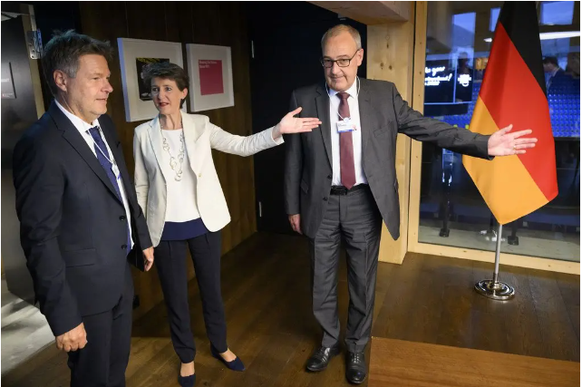 La ministre de l&#039;Energie, Simonetta Sommaruga, et celui de l&#039;Economie, Guy Parmelin (à droite), avec le vice-chancelier allemand Robert Habeck.