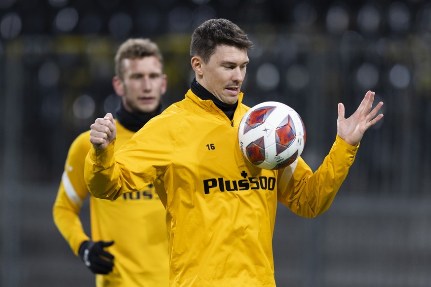 YBs Christian Fassnacht, vorne, und Fabian Lustenberger beim Trainingsstart, am Montag 3. Januar 2022 im Stadion Wankdorf in Bern. (KEYSTONE/Peter Klaunzer)