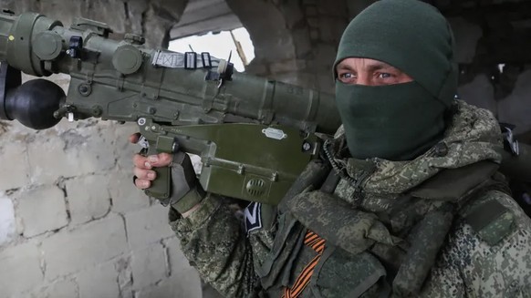 Soldat russe dans la région ukrainienne de Donetsk : La nouvelle armée de mercenaires doit travailler en étroite coordination avec les troupes régulières et les petites forces spéciales.