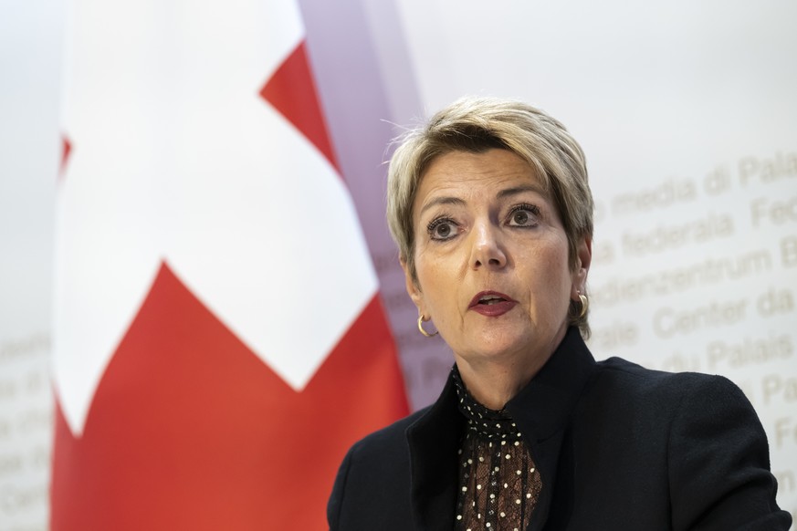 Bundesraetin Karin Keller-Sutter, spricht waehrend einer Medienkonferenz zum Bericht des Bundesrates zur Too-Big-To-Fail-Regulierung (TBTF), am Mittwoch, 10. April 2024, im Medienzentrum Bundeshaus in ...