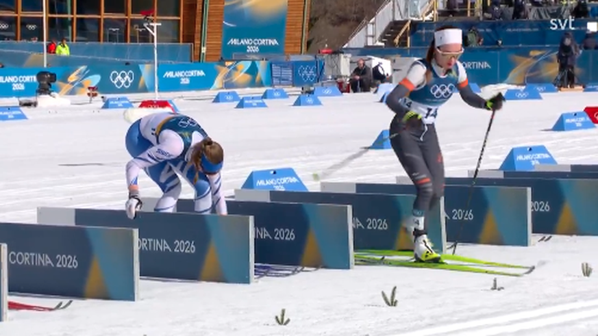 Dariya Nepryaeva (à droite) en train de chausser des skis qui ne sont pas les siens, dimanche aux Jeux olympiques.
