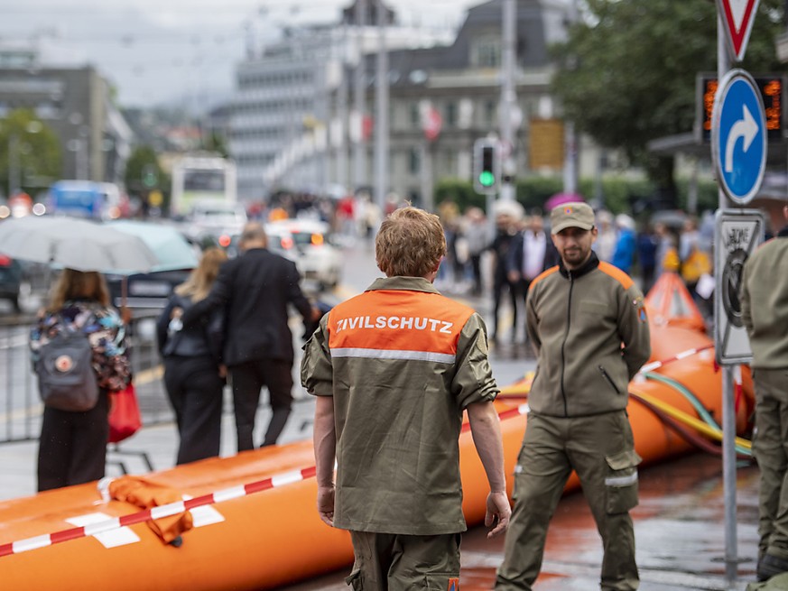 Pompiers et membres de la protection civile restent