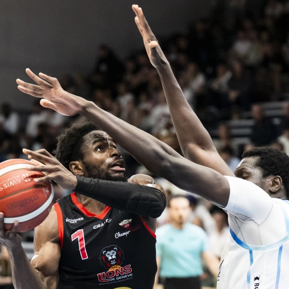 Boris Mbala (à gauche) et les Lions de Genève mènent 2-1 face à Olympic en finale des play-off