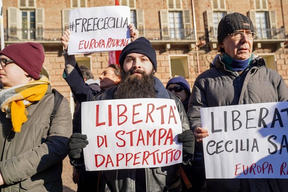 Le 29 décembre 2024, à Turin : Un sit-in pacifique a eu lieu devant la préfecture pour demander la libération immédiate de Cecilia Sala, arrêtée à Téhéran le 19 décembre 2024. La journaliste italienne ...