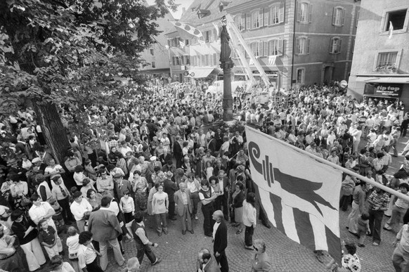 Francois Lachat, jurassischer Minister der ersten Stunde, haelt am 24. September 1978 in Delemont vor einer grossen Menschenmenge eine Rede zur Feier der Gruendung des Kantons Jura, nachdem das Result ...
