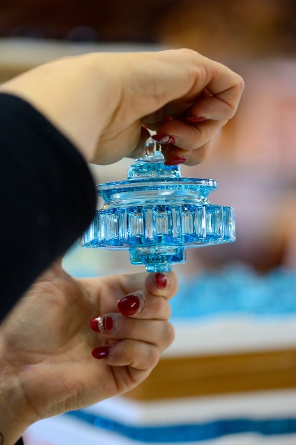 Contrôle qualité de la boule de noël &quot;Rotor&quot; par les créateurs Hellène Gaulier et Gwenolé Gasnier de l&#039;Agence GG au Centre International d&#039;Art Verrier de Meisenthal en Moselle dans ...