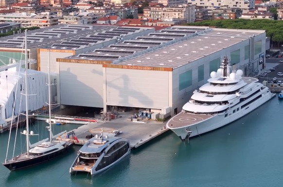 Le Scheherazade dans le chantier naval de Marina di Carrara.