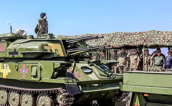 Uralt, aber aufgrund seiner 23-Millimeter-Vierlingskanone gegen langsame, tief fliegende Drohnen effektiv: ein ukrainischer Flakpanzer vom Typ ZSU-23-4.