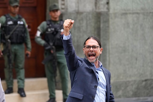 Venezuelan Communications Minister Freddy Nanez raises a fist as he leaves the vice president's office in Caracas, Venezuela, Saturday, Jan. 3, 2026. (AP Photo/Matias Delacroix)
Venezuela US