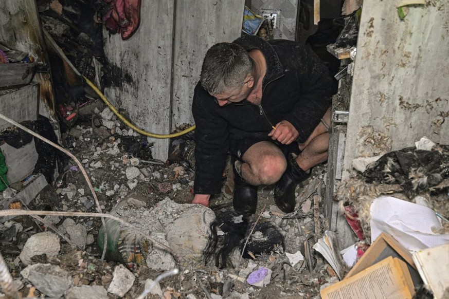 Les horreurs commises par les Russes sont monnaie courante en Ukraine depuis le début de l&#039;invasion de l&#039;Ukraine. Ici, un homme pleure près du corps de son épouse dans une maison détruite su ...