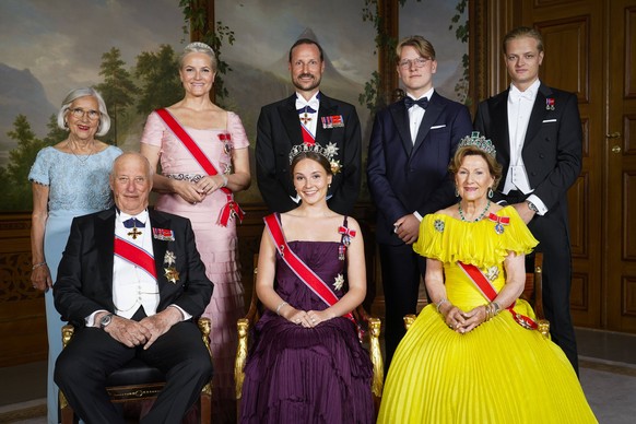 Prinsesse Ingrid Alexandras myndighetsdag feires med gallamiddag pa slottet Oslo 20220617. Prinsesse Ingrid Alexandra og kongefamilien pa slottet i Oslo fredag. Marit Tjessem, kronprinsesse Mette-Mari ...