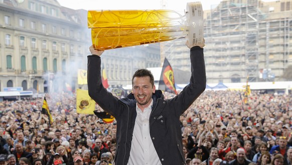 ALS VORSCHAU AUF DIE AM MITTWOCH, 7. SEPTEMBER 2016, BEGINNENDE EISHOCKEY NATIONAL LEAGUE A SAISON, STELLEN WIR IHNEN FOLGENDES BILDMATERIAL ZUR VERFUEGUNG - SCB Trainer Lars Leuenberger haelt den Mei ...